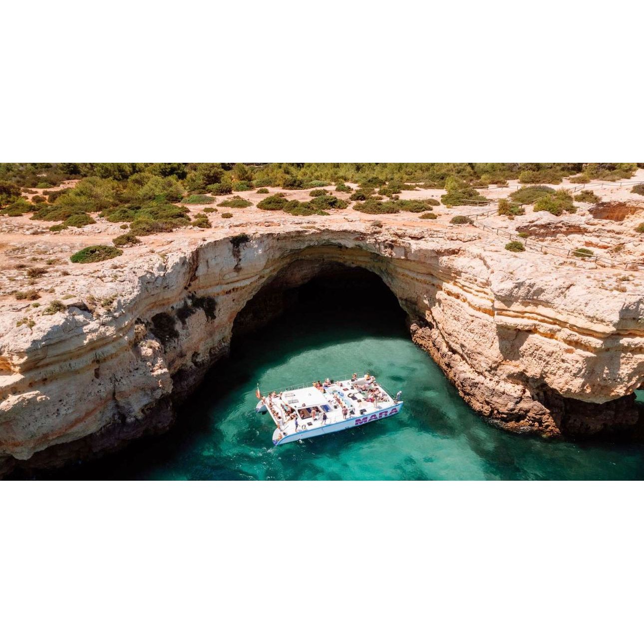 Passeio de Catamarã pela Costa e Grutas de Benagil