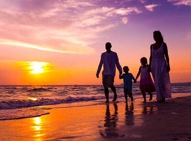 Séance photo sur la plage au coucher du soleil