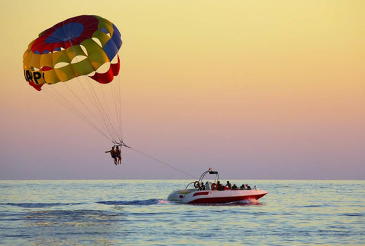 Passeio de Barco em Parasailing