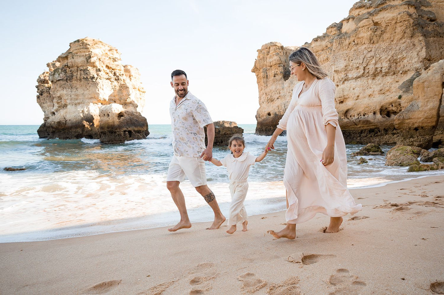 Séance photo sur la plage au coucher du soleil